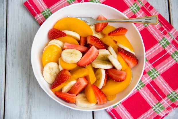 Salad with strawberries, bananas and peaches