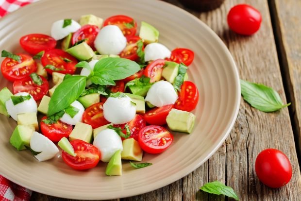Salad with tomatoes and mozzarella