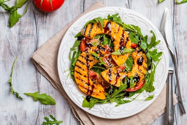 Salad with tomatoes and pumpkin-grille Salad with tomatoes and pumpkin-grille
