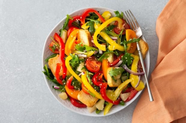 Salad with tomatoes, sweet pepper and pineapple