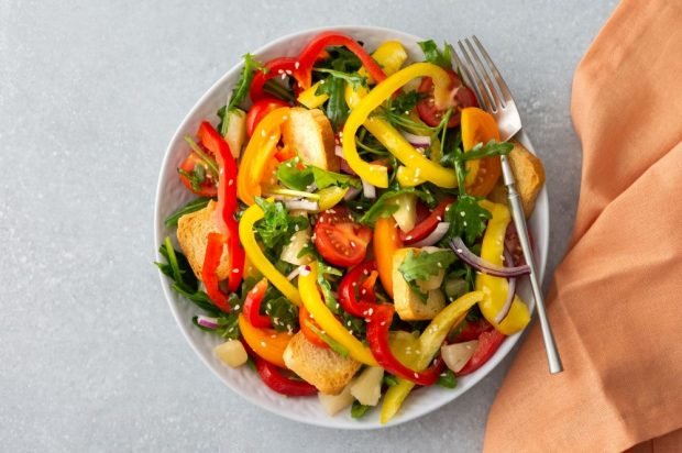 Salad with tomatoes, sweet pepper and pineapple Salad with tomatoes, sweet pepper and pineapple