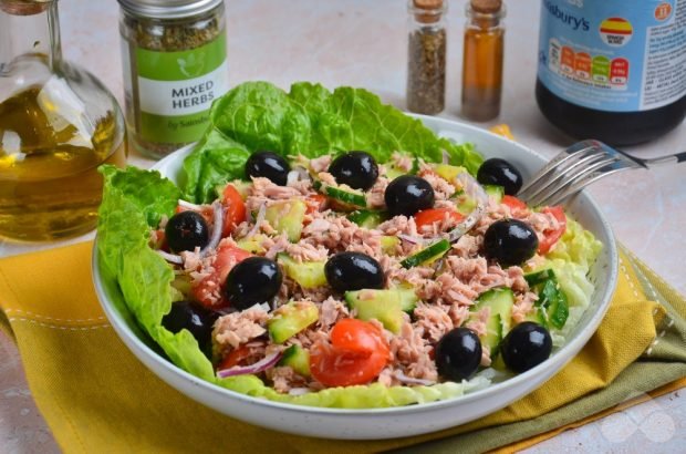 Salad with tuna, fresh vegetables and olives Salad with tuna, fresh vegetables and olives