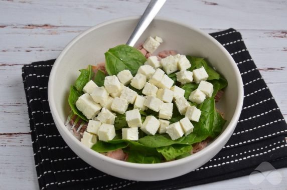 Salad with tuna, spinach and feta - recipe photo, step 3