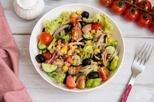 Salad with tuna, vegetables and corn Salad with tuna, vegetables and corn
