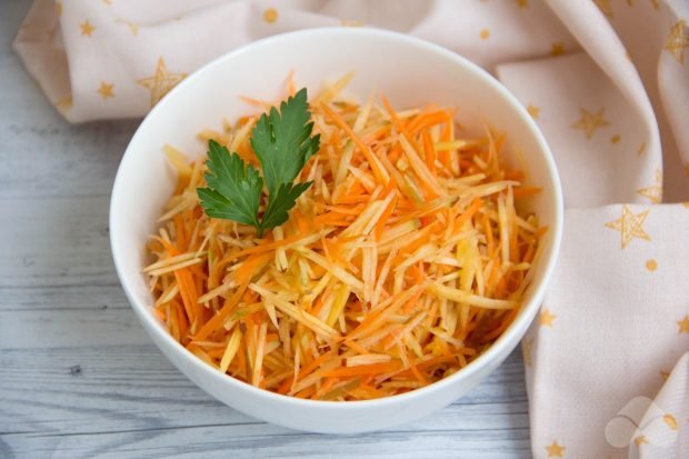 Salad with turnips, carrots and apple