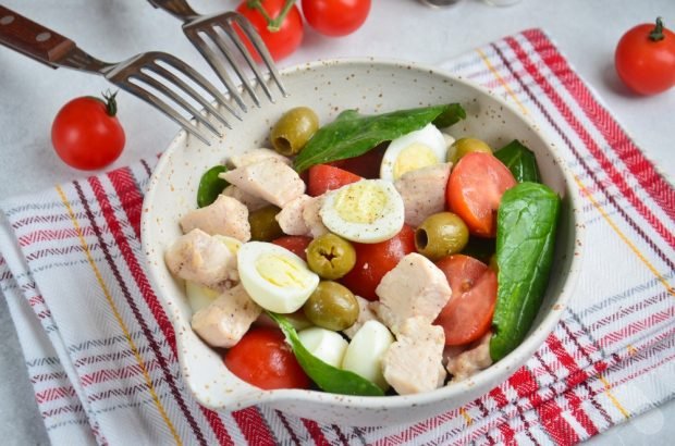 Salad with vegetables, chicken and quail eggs Salad with vegetables, chicken and quail eggs