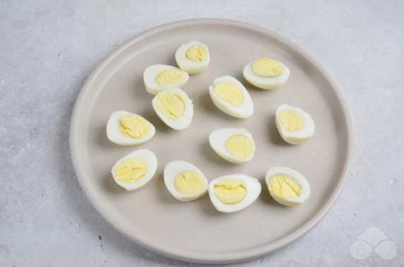 Salad with vegetables, chicken and quail eggs - recipe photo, step 2