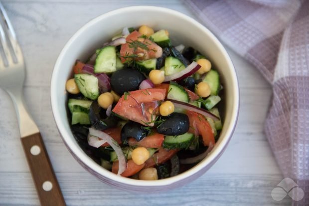 Salad with vegetables, olives and chickpeas