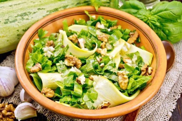 Salad with zucchini, sorrel and nuts Salad with zucchini, sorrel and nuts