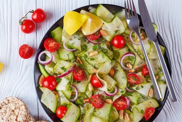 Salad with zucchini, vegetables and peanuts Salad with zucchini, vegetables and peanuts