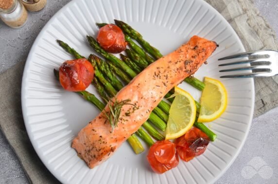 Salmon fillet baked with asparagus and cherry tomatoes - recipe photo, step 7