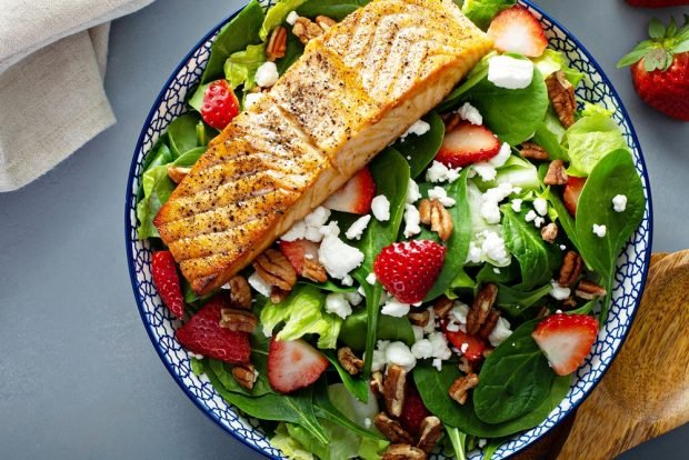 Salmon salad and strawberry Salmon salad and strawberry