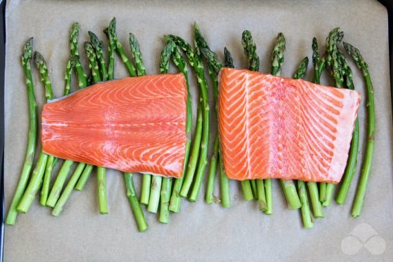 Salmon with asparagus in the oven - recipe photo, step 2