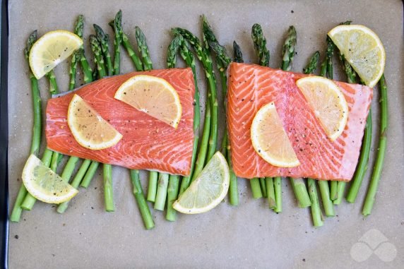 Salmon with asparagus in the oven - recipe photo, step 3