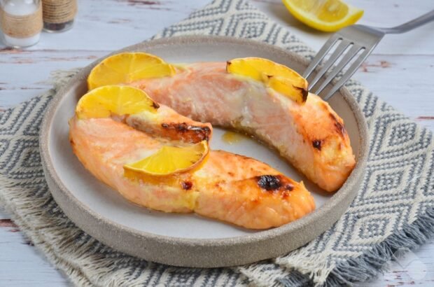 Salmon with lemon and honey in the oven Salmon with lemon and honey in the oven