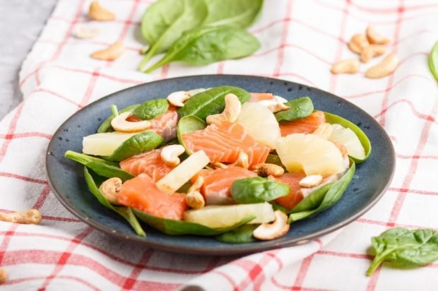 Salute from salmon, pineapple and spinach Salute from salmon, pineapple and spinach