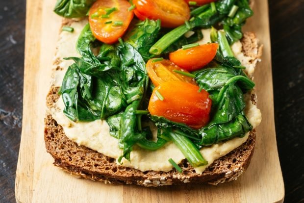 Sands with hummus, tomatoes and spinach Sands with hummus, tomatoes and spinach