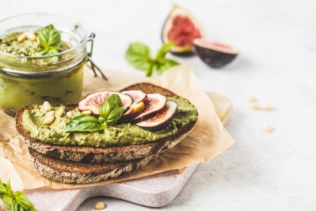 Sands with pesto sauce and figs Sands with pesto sauce and figs