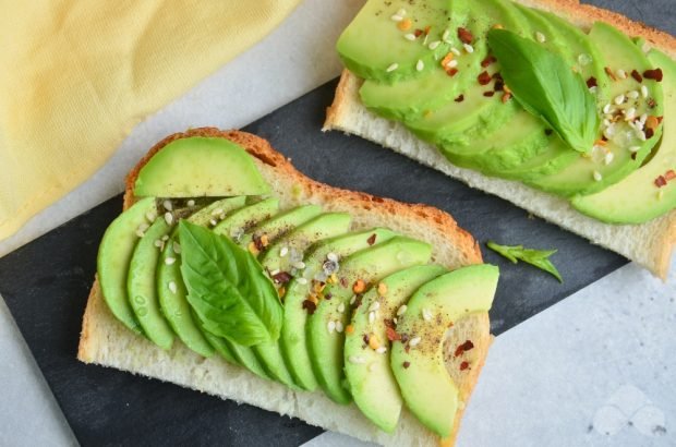Sandwords with avocado and chili Sandwords with avocado and chili