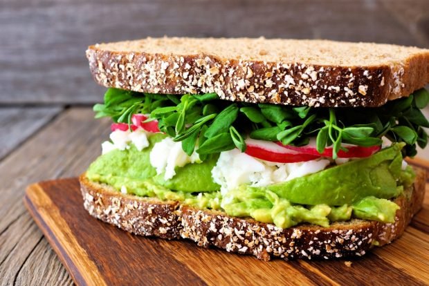 Sandwords with avocado and radish Sandwords with avocado and radish