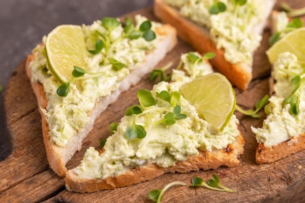 Sandwriters with guacamole and lime Sandwriters with guacamole and lime