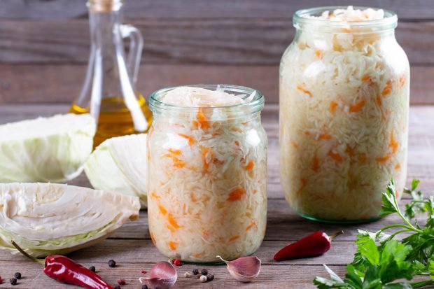 Sauerkraut for the winter in banks for long -term storage Sauerkraut for the winter in banks for long -term storage