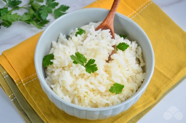 Scattered rice in a slow cooker Scattered rice in a slow cooker