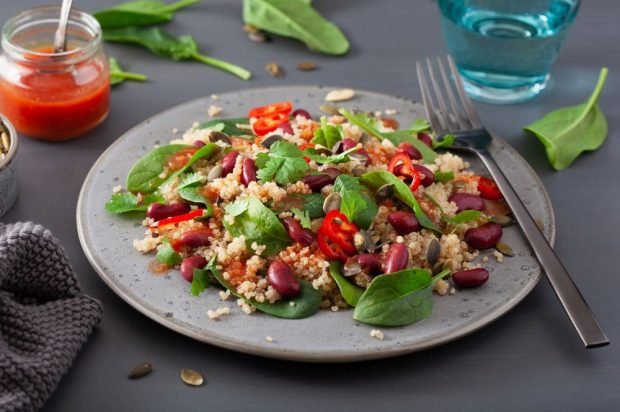Sharp salad with a movie, red beans and spinach Sharp salad with a movie, red beans and spinach