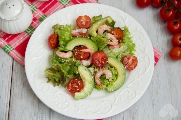 Shrimp salad, avocado and cherry tomatoes Shrimp salad, avocado and cherry tomatoes