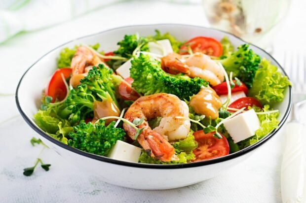 Shrimp salad, broccoli and arachy