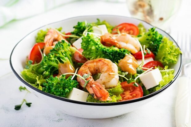Shrimp salad, broccoli and arachy Shrimp salad, broccoli and arachy