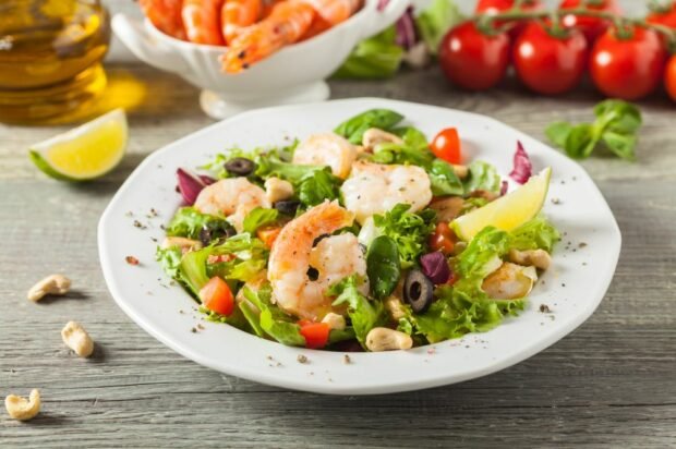 Shrimp salad, cherry tomatoes and cashew Shrimp salad, cherry tomatoes and cashew