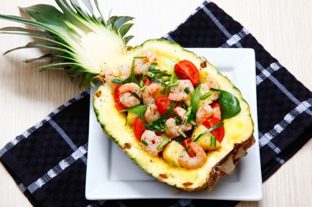 Shrimp salad, tomatoes and pineapple Shrimp salad, tomatoes and pineapple