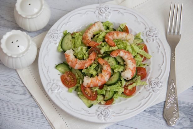 Simple salad with shrimp and Beijing cabbage Simple salad with shrimp and Beijing cabbage