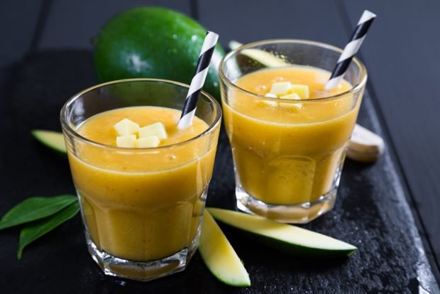 Smoothies with mangoes
