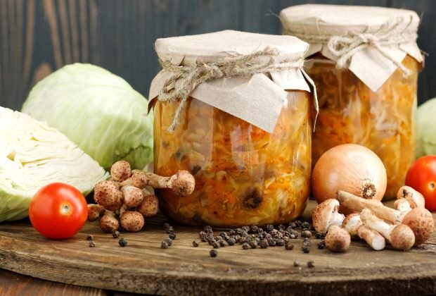 SOLYARAN with mushrooms and cabbage for the winter in banks SOLYARAN with mushrooms and cabbage for the winter in banks