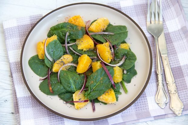 Spinach and orange salad
