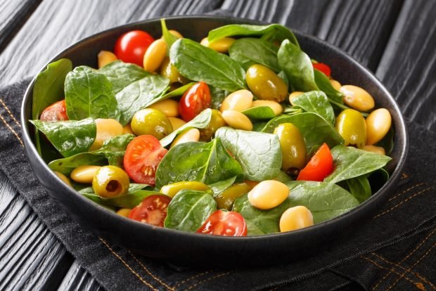 Spinach salad and canned beans Spinach salad and canned beans