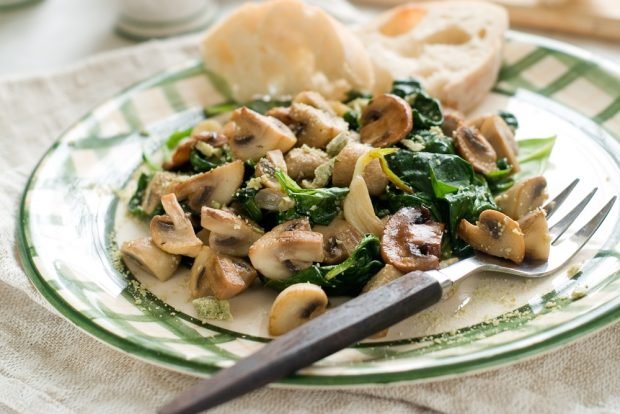 Spinach salad, mushrooms and parmesan Spinach salad, mushrooms and parmesan