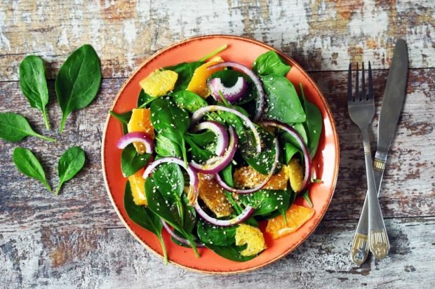 Spinach salad, oranges and purple onions Spinach salad, oranges and purple onions