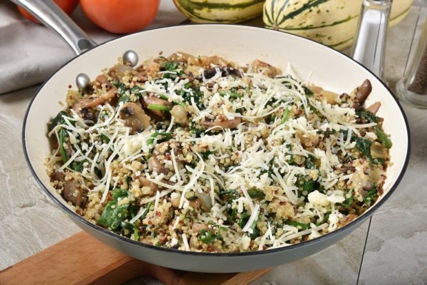 Spinach taboo, mushrooms and cheese Spinach taboo, mushrooms and cheese