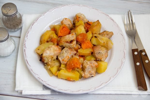 Star from turkey, potatoes and pumpkin in the oven Star from turkey, potatoes and pumpkin in the oven