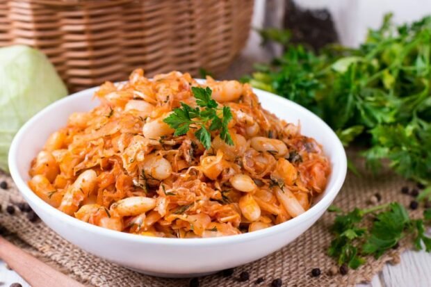 Stewed cabbage with canned beans Stewed cabbage with canned beans