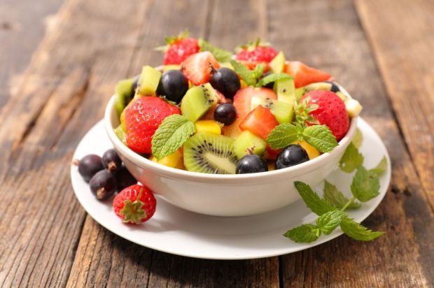 Strawberry, currants, kiwi and peach fruit salad Strawberry, currants, kiwi and peach fruit salad