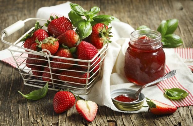 Strawberry jam with basilic Strawberry jam with basilic