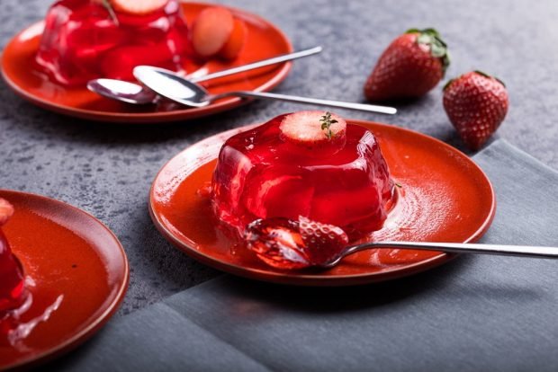 Strawberry jelly from berries