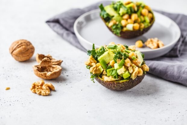 Stuffed avocado with nuts and chickpeas Stuffed avocado with nuts and chickpeas