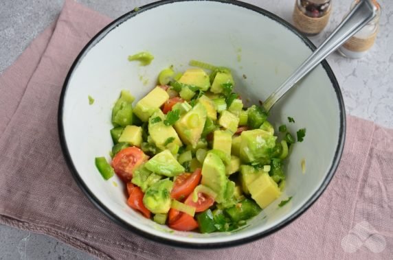 Stuffed avocado with tomatoes and pepper - recipe photo, step 2
