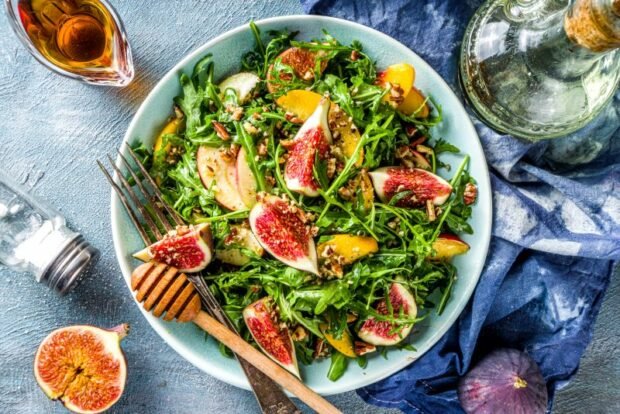 Sweet salad with figs and arugula Sweet salad with figs and arugula
