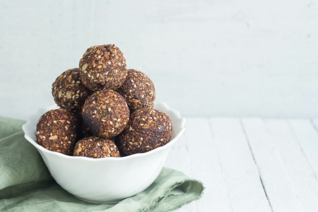 Sweets from dried fruits and sesame seeds